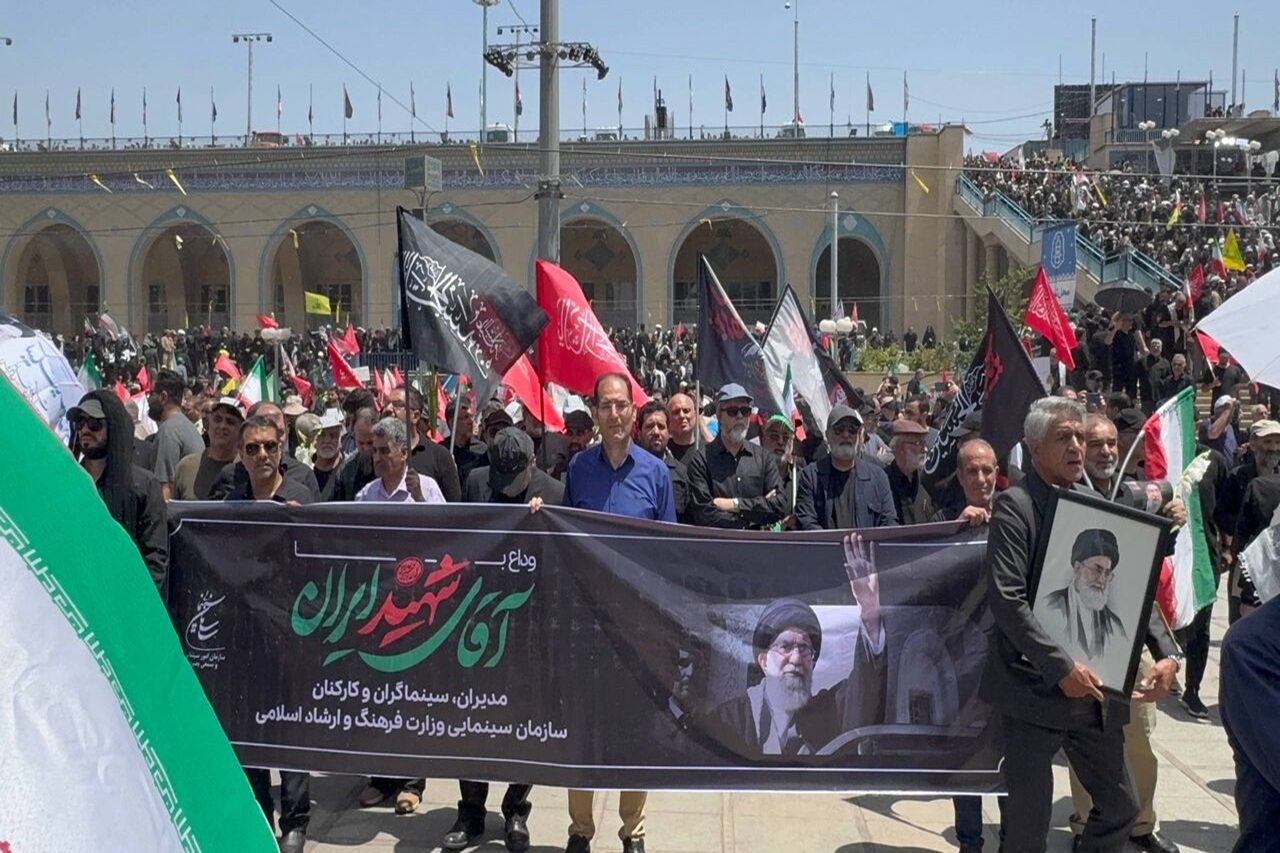 حضور سینماگران در مراسم وداع با پیکر رهبر شهید