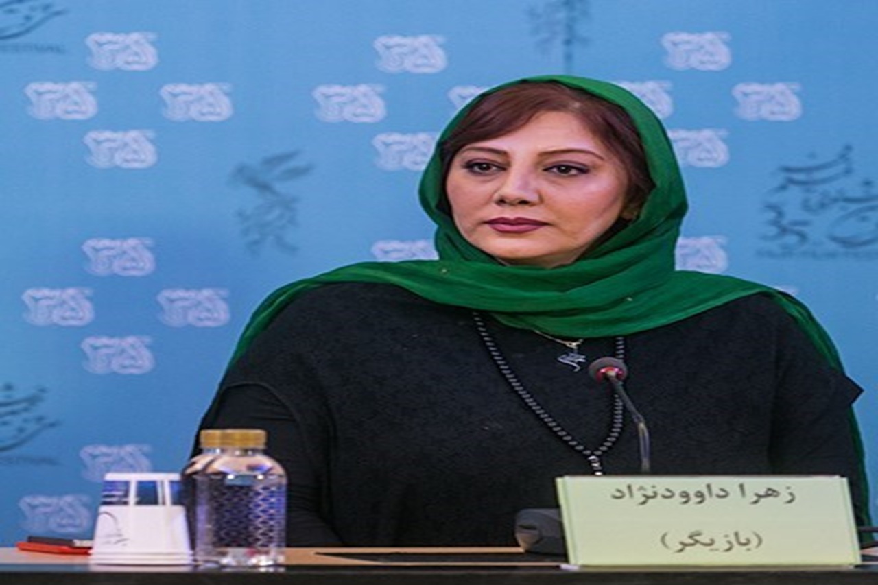 او در میان گرگ‌ها و خوک‌ها ایستاد