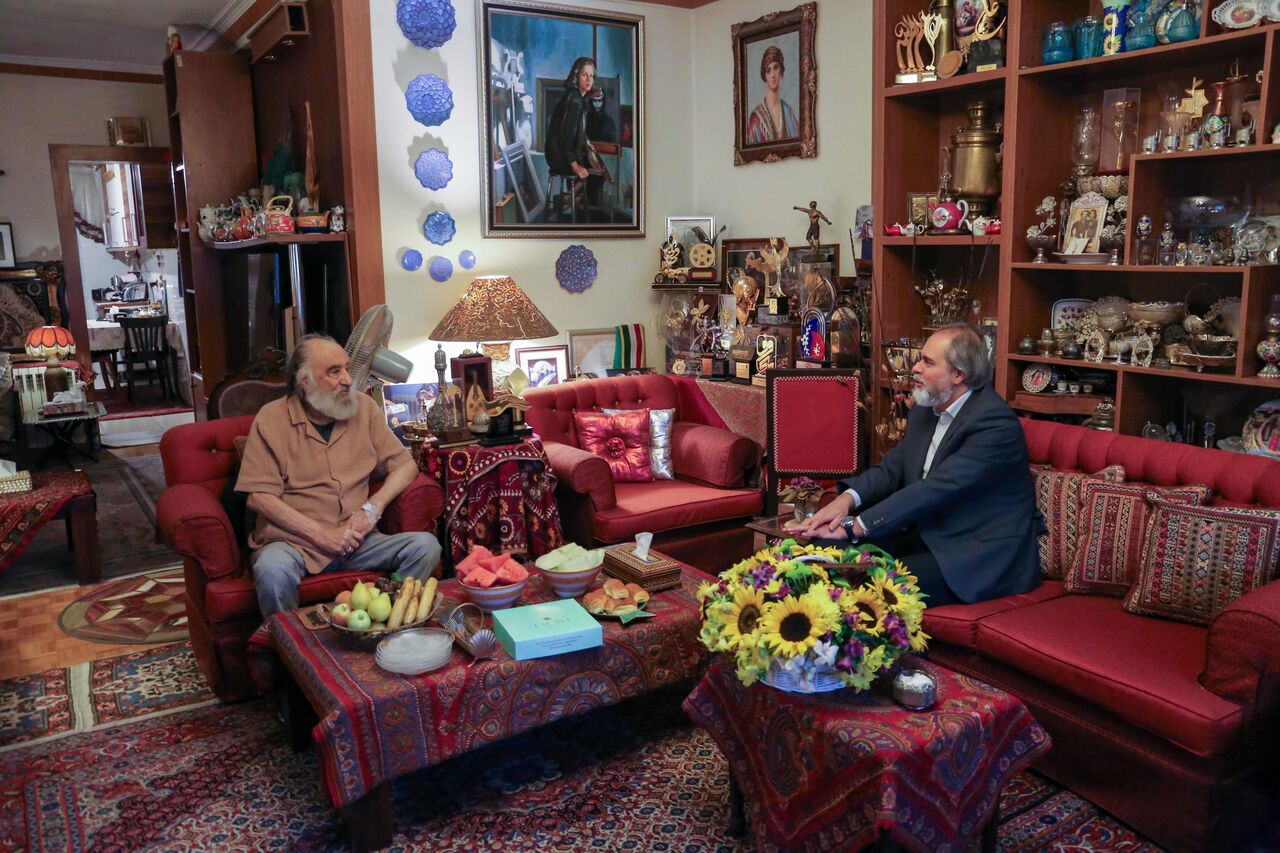 رئیس سازمان سینمایی در روز سینما به دیدار داریوش ارجمند رفت