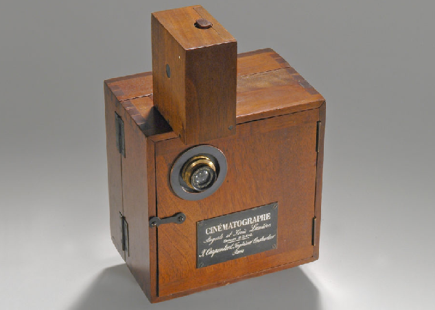 سینماتوگراف، آگوست و لویی لومیر، جی. کارپانتیه، پاریس، فرانسه، ۱۸۹۵.سینماتوگراف هم دوربین و هم پروژکتور است و برای فیلم با عرض ۳۵ میلی‌متر در حلقه‌هایی با طول حدود ۱۷ متر طراحی شده است.  سینماتوگراف که توسط جی. کارپانتیه در پاریس ساخته شده بود، با قیمت ۱۶۵۰ فرانک فروخته شد.